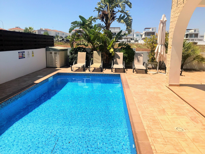 Room 3, Kristina Villa - Private Pool Wifi and BBQ