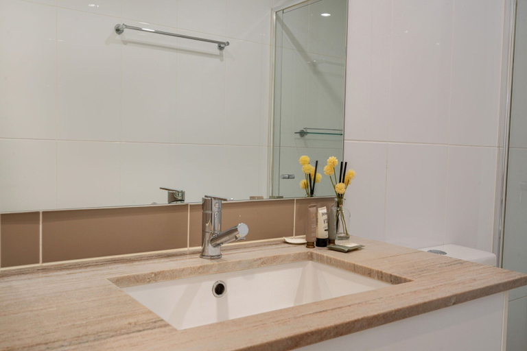 Bathroom 4, Bright 2-bed Flat Near City Amenities, Canberra