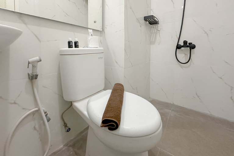 Bathroom 5, Wonderful Design Studio at Bale Hinggil Apartment By Travelio, Surabaya