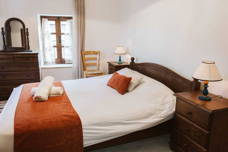 Bedroom 5, Charming 3-Bedroom Cottage in Heart of Vasa Koilaniou