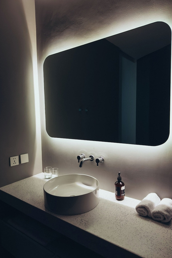 Bathroom 3, ă©ă€ăăăŠăč ăăłăźăł, Badung