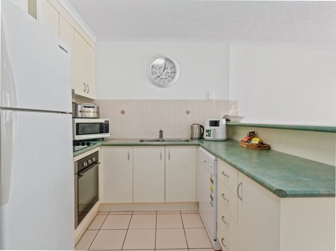 Private kitchen 5, Spacious Esplanade Apartment With Rooftop Access, Hervey Bay - Pt A