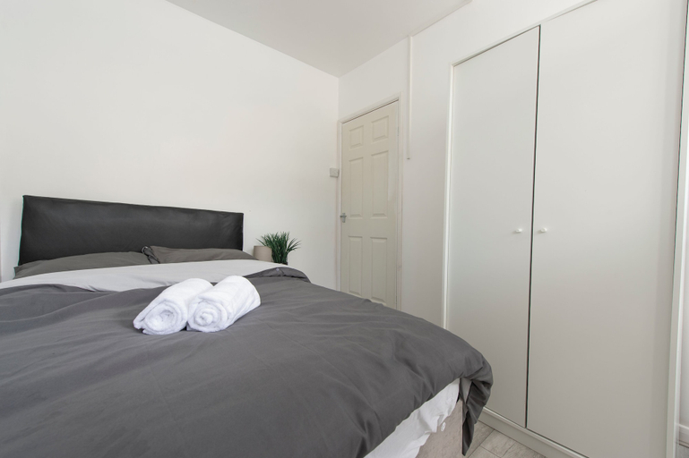 Room 2, Stylish 4BR Home WiFi FreeParking, London