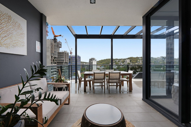 Balcony 5, Luxe Beachfront 2-bed With Gym, Pool & Views, Gold Coast