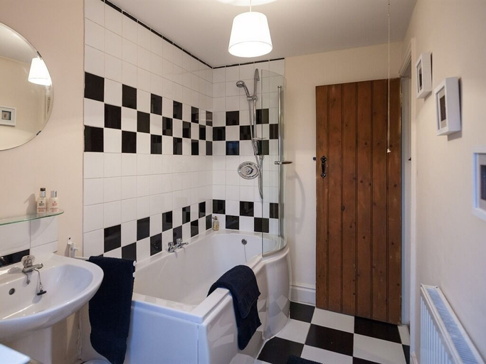 Bathroom 3, Skipbridge Farm Cottages, North Yorkshire