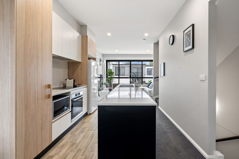 Private kitchen 4, Modern 3-bedroom Townhouse in Quiet Greenway, Canberra