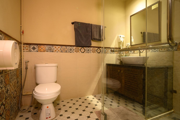 Bathroom 4, Niras Bankoc Cultural Hostel, Pom Pram Sattru