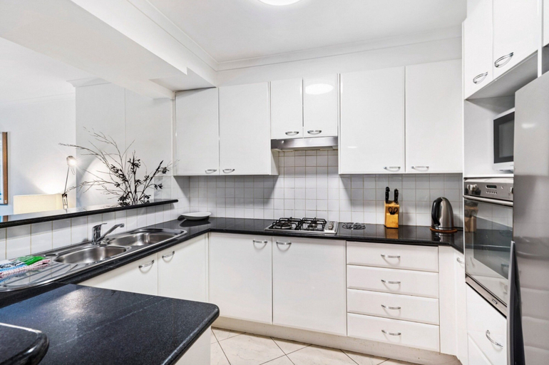 Others 2, Poolside 2-bed Haven, Walk to City Centre, Sydney