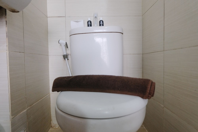 Bathroom 2, Homey Studio Apartment At Gateway Pasteur, Bandung