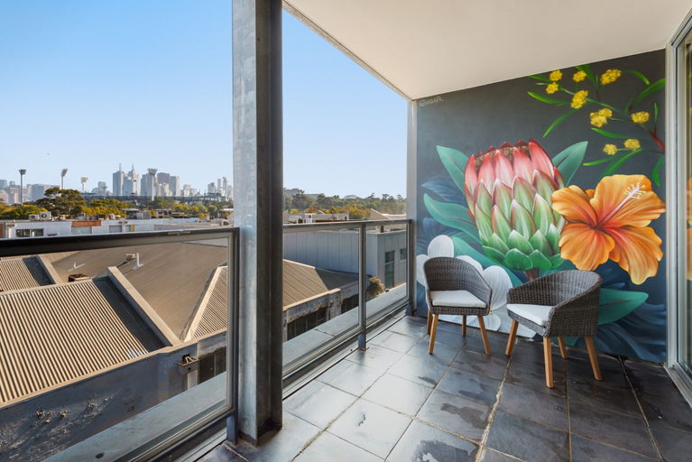 Balcony, Modern 1-bed, City Skyline Views & Close to Shops, Melbourne