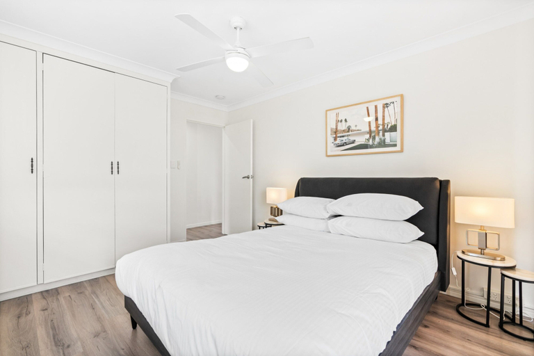 Room 2, Elegant 2-bed With Balcony by Parks and Amenities, Hawthorne