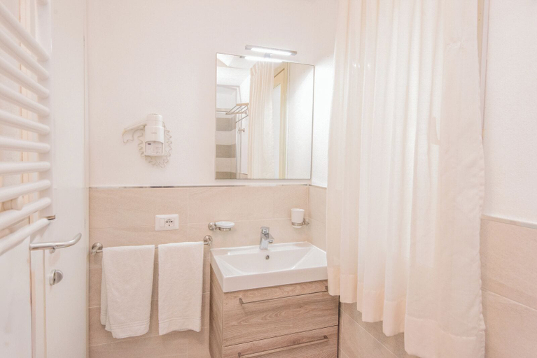 Bathroom 4, Resort Riva degli Etruschi, Livorno