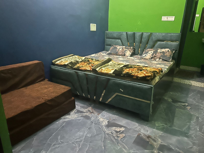Room 2, Shree Sundar Guest House, Faizabad