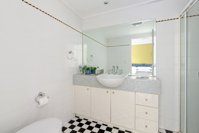 Bathroom, Serene Studio With Balcony in Prime Location, Sydney