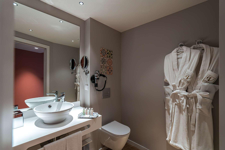 Bathroom 5, Hotel Vincci Bonjardim, Porto