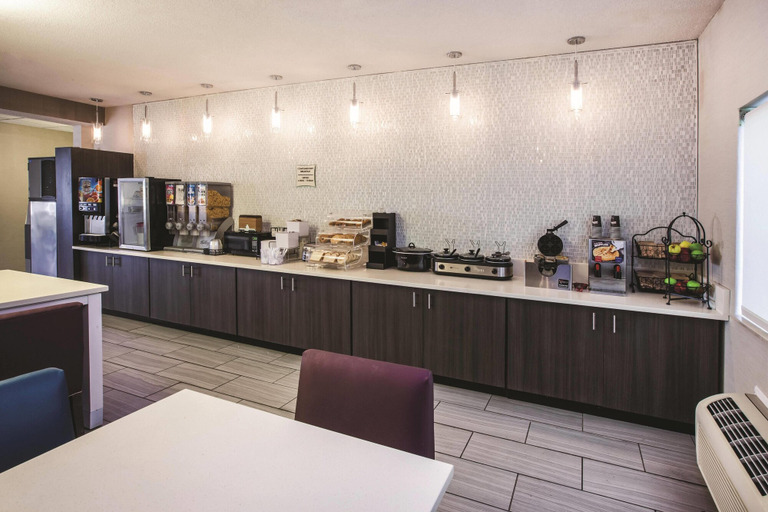 Food & Drinks 5, La Quinta Inn by Wyndham Indianapolis North at Pyramids, Indianapolis