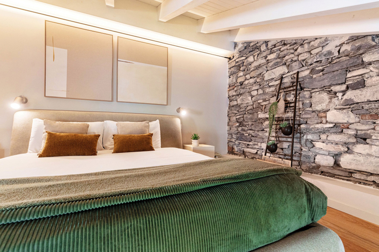 Room 2, Once in a Lifetime, Como