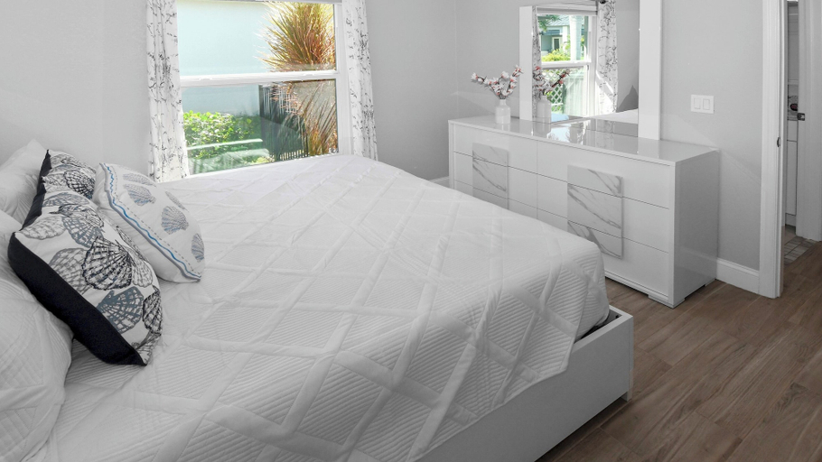 Room 3, Mei Jing Waterfront Pool and Tiki Hut-must see, Lee