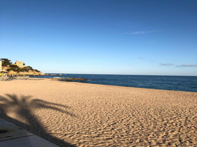 5, Villa in Costa Brava Near Cala Canyelles Beach, Girona