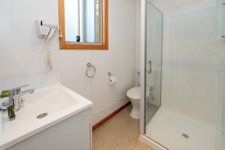 Bathroom 3, Iluka Holiday Centre, Glamorgan-Spring Bay