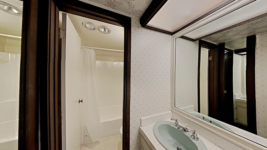 Bathroom 5, Retro 3 Bed 3 Bath Condo with Mountain View!, Mono
