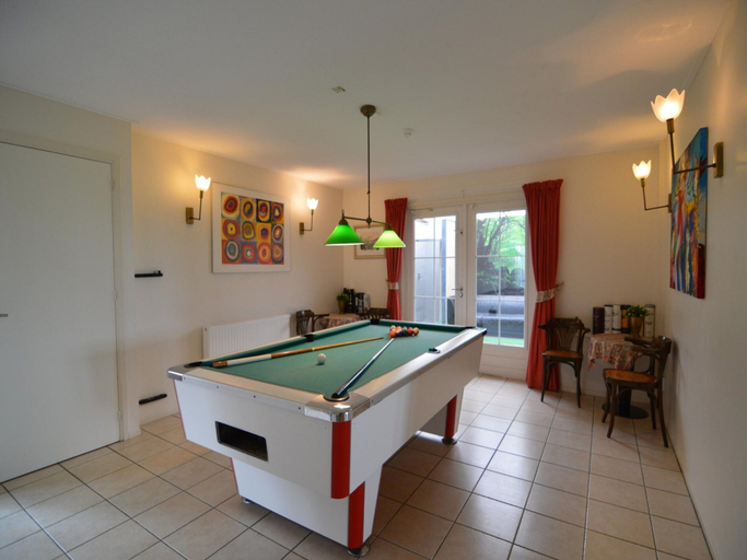 Game room, Holiday Home in Noordbeemster With Bubble Bath, Beemster