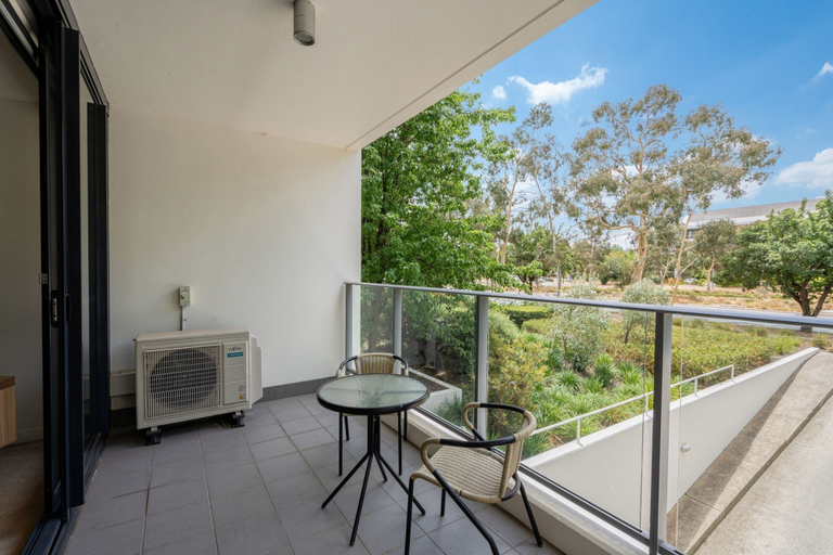 Balcony, Bright 2-bed Flat Near City Amenities, Canberra