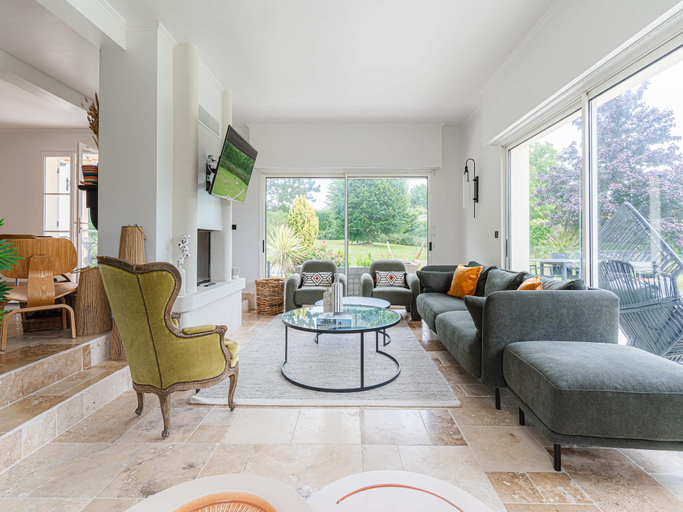 5, Amazing Villa with Swimming Pool, Calvados