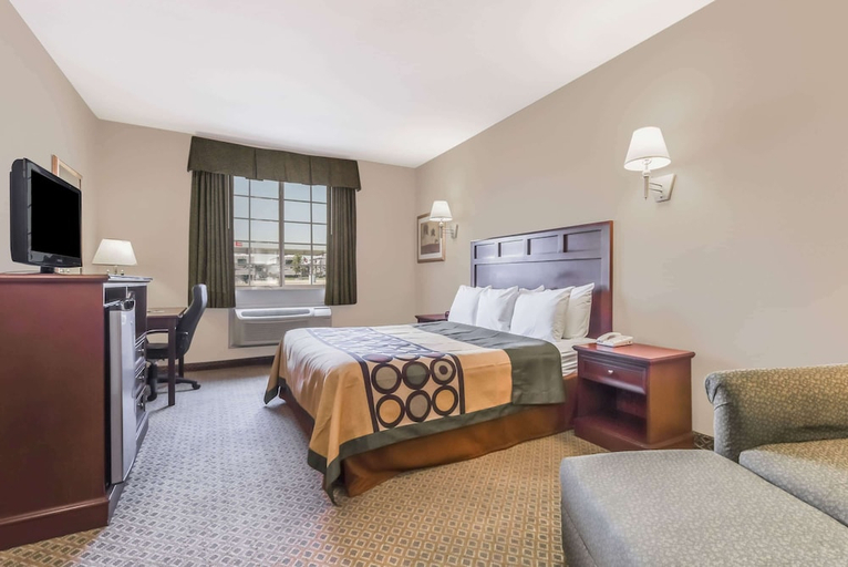 Bedroom 2, Super 8 by Wyndham Alvarado, Johnson