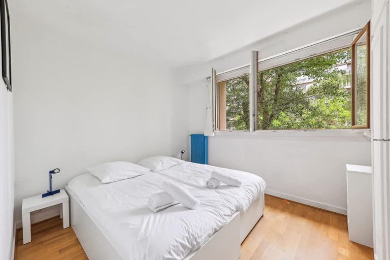 Room 2, Spacious Apartment With Balcony -11th- Mobility le, Paris