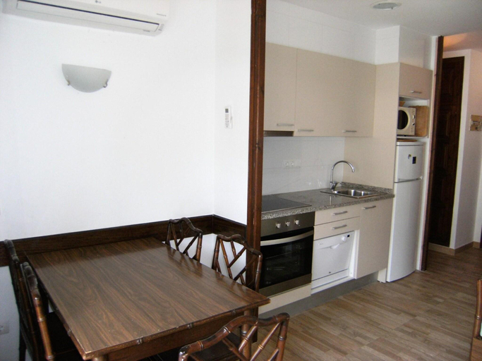 1, Apartment for 5 people with garden, Girona