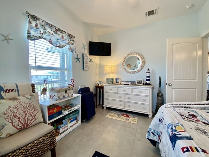 Room 2, Paradise Palms 4 Bedroom Home by RedAwning, Galveston