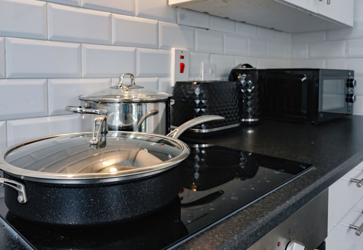 Private kitchen 5, 3-bed Cottage, Sleeps 8, Walk to Thames, Garden, London