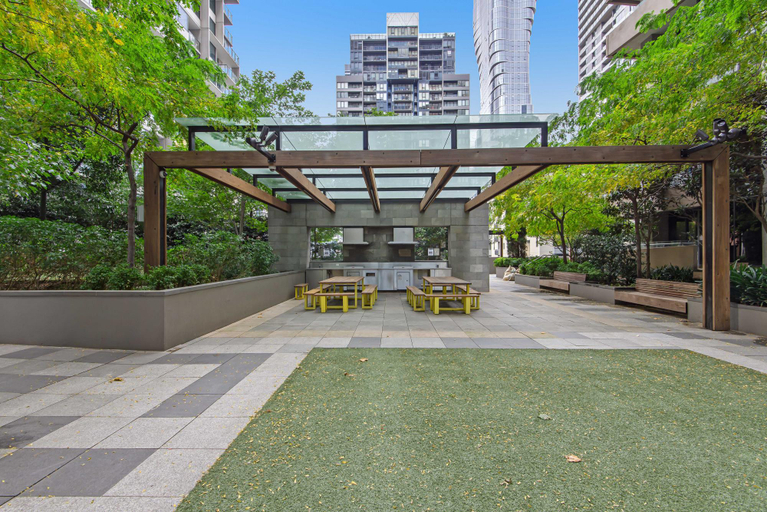 Exterior view 5, Pristine 2-Bed Central Apartment with City Views, Melbourne