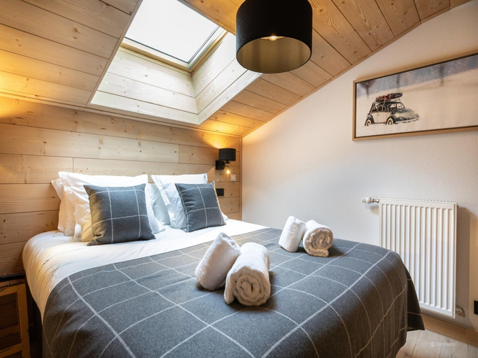 Room 2, Apartment in Fornelet with Ski-InSki-Out Access, Savoie