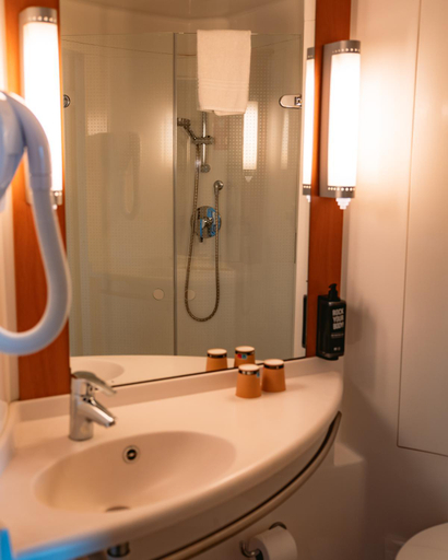 Bathroom 4, ibis Marseille Provence Aeroport, Bouches-du-Rhône