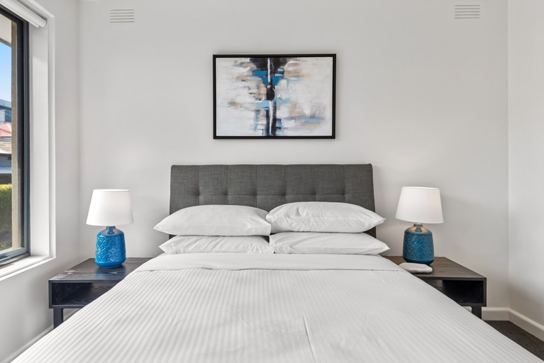 Room 3, Cosy 1-bed Balcony Unit in Quiet Street by Shops, Melbourne