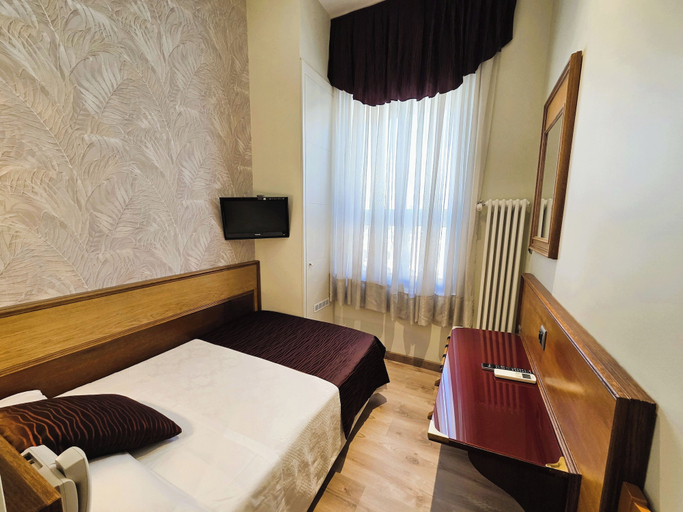 Bedroom 3, Hostal Hispano Argentino Gran Via, Madrid