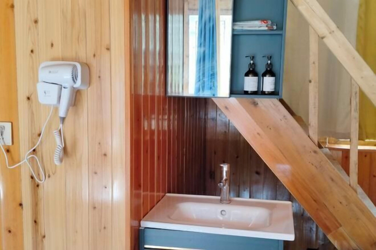 Bathroom 3, Yunong Hot Spring Courtyard Homestay (Hailuogou Glacier Forest Park Branch), Garzê Tibetan