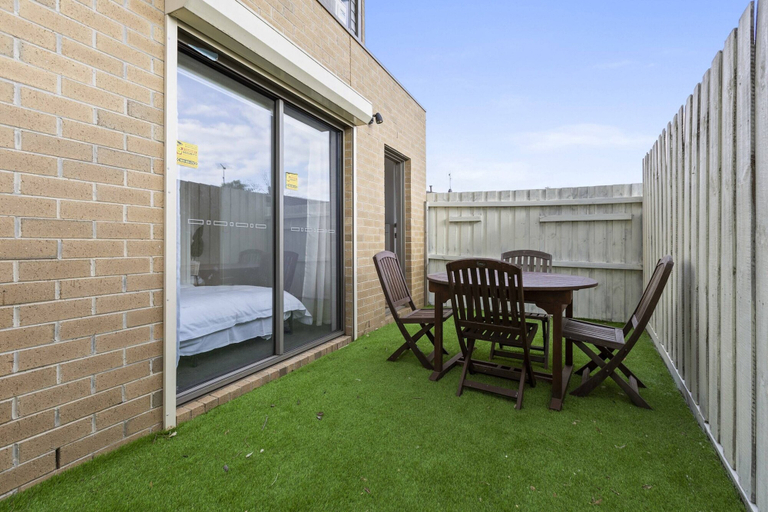 Outdoor dining 3, Spacious Corio Townhouse Near Ferry & Waterfront, Corio - Inner