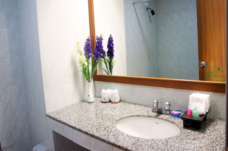 Bathroom 2, JP Emerald Hotel, Amphoe Muang Yasothon