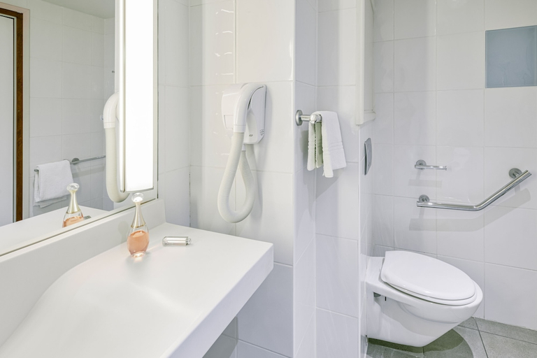 Bathroom 3, B&B Hotel Lyon Nord 4 Stars, Rhône