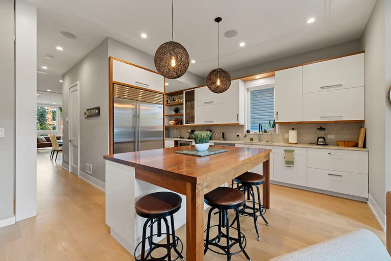 Room 2, Stunning 5BR Home With 2 Rooftops Sauna Hot Tub, Cook