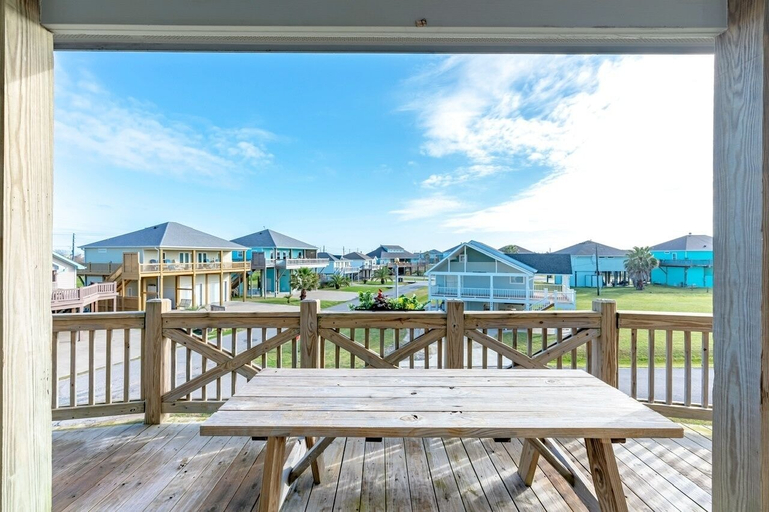 Outdoor dining 4, Big Chill 2 Bedroom Home, Galveston