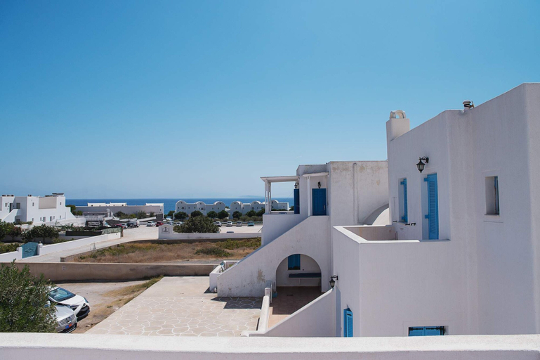 Room 4, Kamari Sunset Escape With Santorini Views, South Aegean