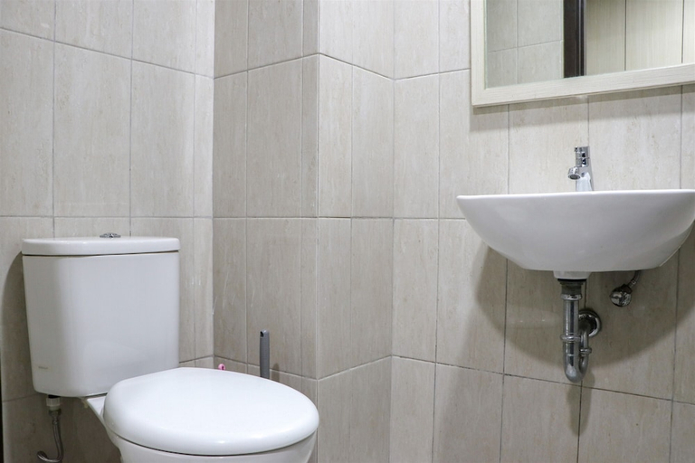 Bathroom 3, Elegant And Nice Studio Room At Citra Living Apartment, Jakarta Barat