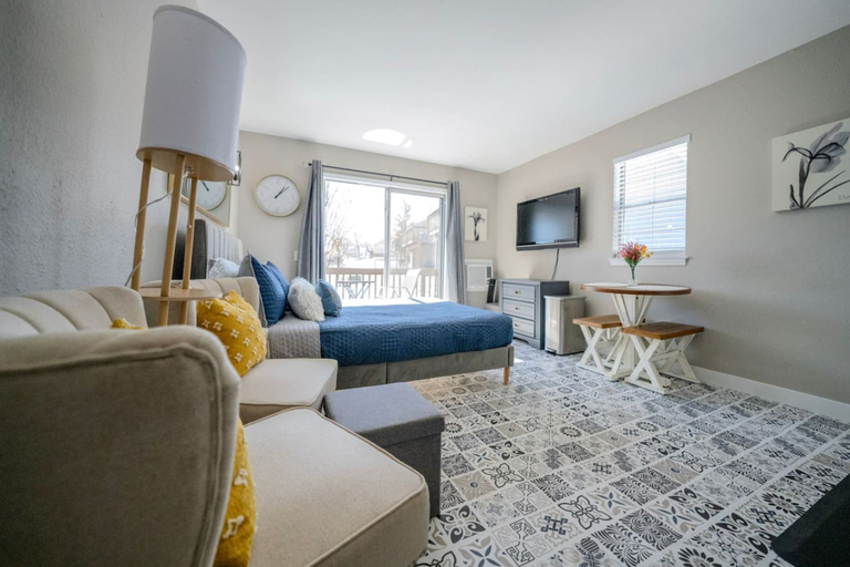Interior, Corner Top Floor Fall Creek Convenient to 76, Taney