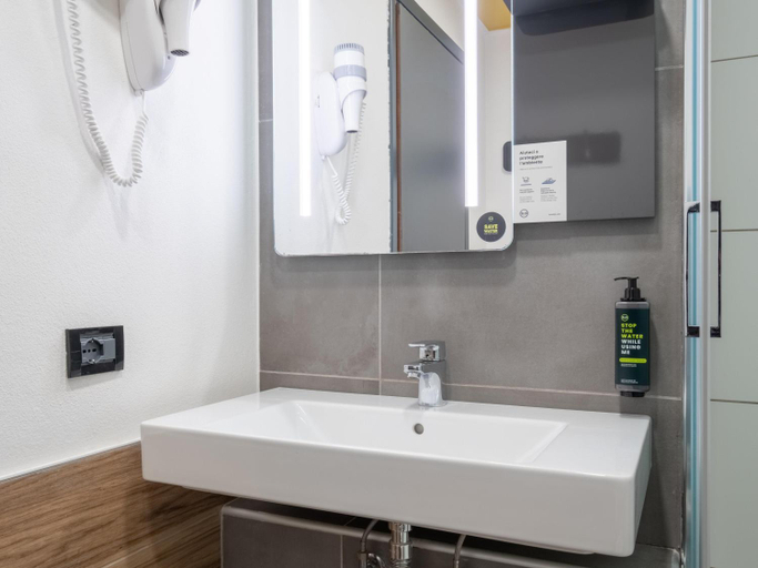 Bathroom 4, B&B Hotel Mantova, Mantua