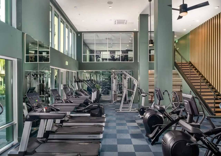 Room 2, Resort-style APT Pool Gymparking 10min to Disney, Orange