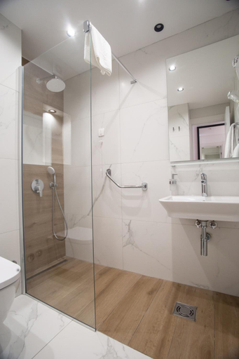 Bathroom, Slovenska Plaza 4